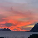 Sophiehuset- Cozy Oceanview Σπίτι διακοπών Sørvågen